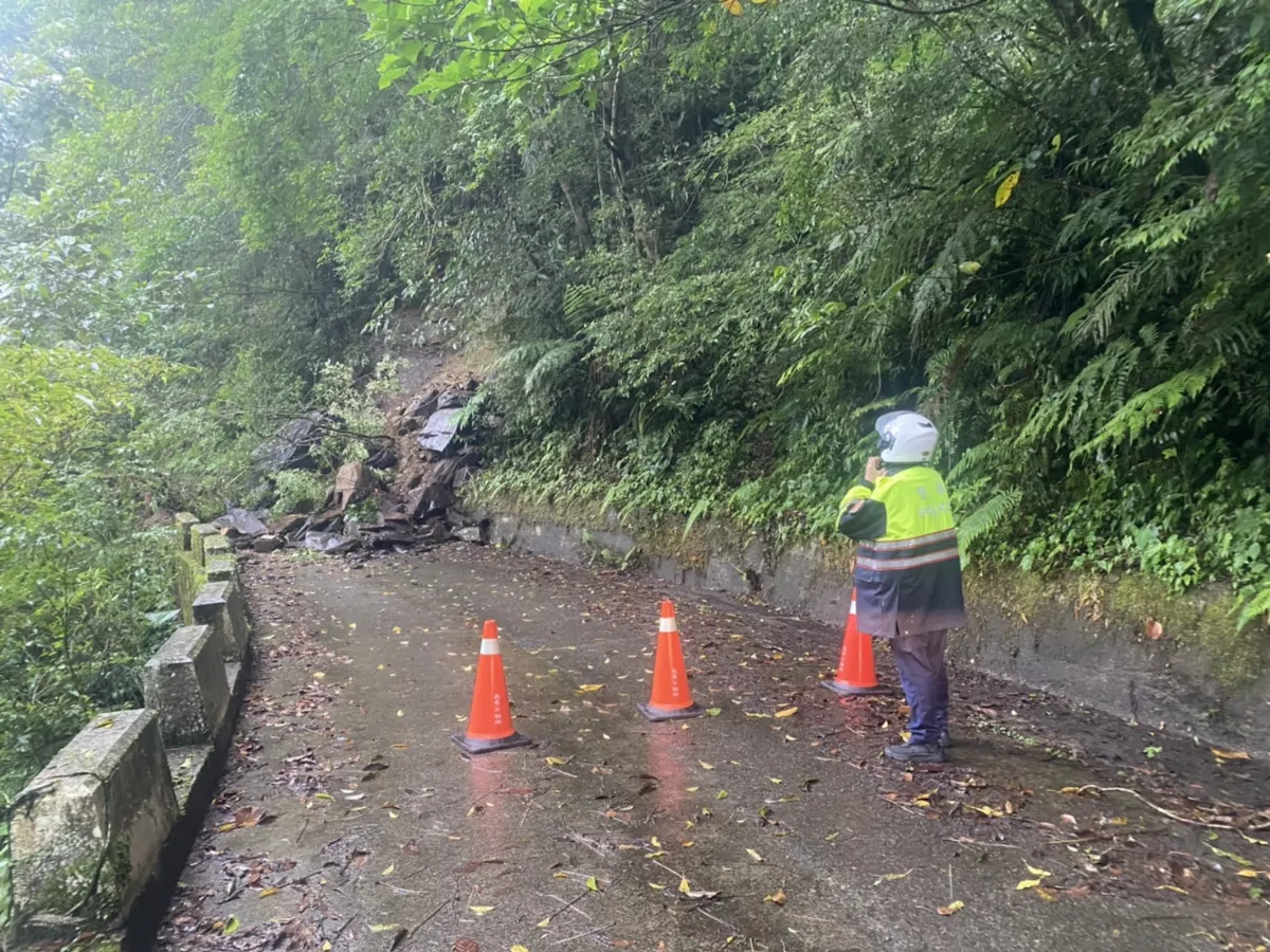 烏來午後雨導致土石坍方  林務局：一周內清除完畢。